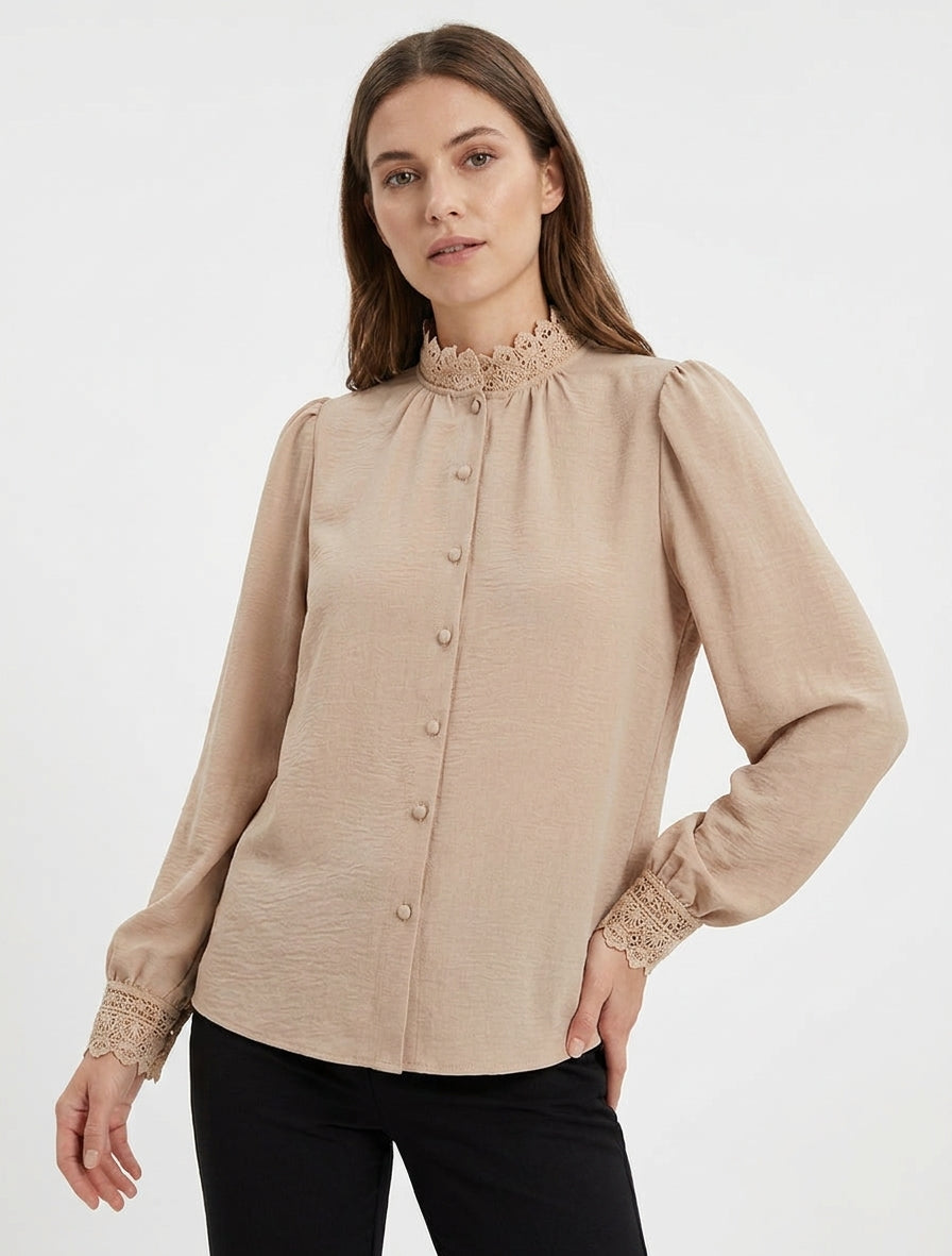 Fließende Bluse mit Spitzen-Mao-Kragen - Beige