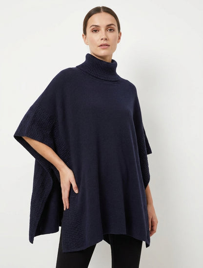 Weit geschnittener Poncho mit Rollkragen aus Fantasie-Strick. - Marine
