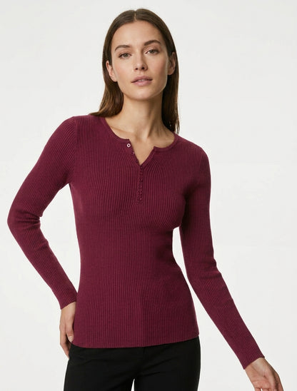 Eng anliegender, gerippter Pullover mit Tunika-Kragen - Weinrot