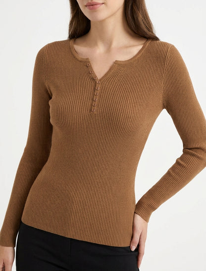 Eng anliegender, gerippter Pullover mit Tunika-Kragen - Kamel