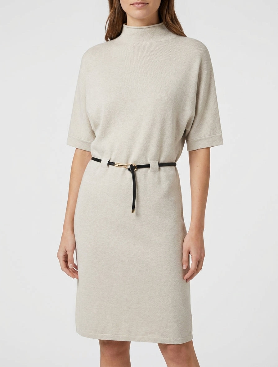 Gerade geschnittenes Strickkleid mit Gürtel. - Beige