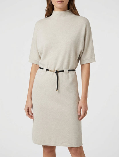 Gerade geschnittenes Strickkleid mit Gürtel. - Beige