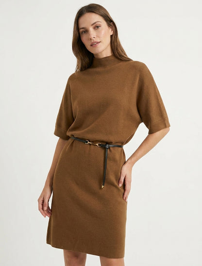 Gerade geschnittenes Strickkleid mit Gürtel. - Kamel
