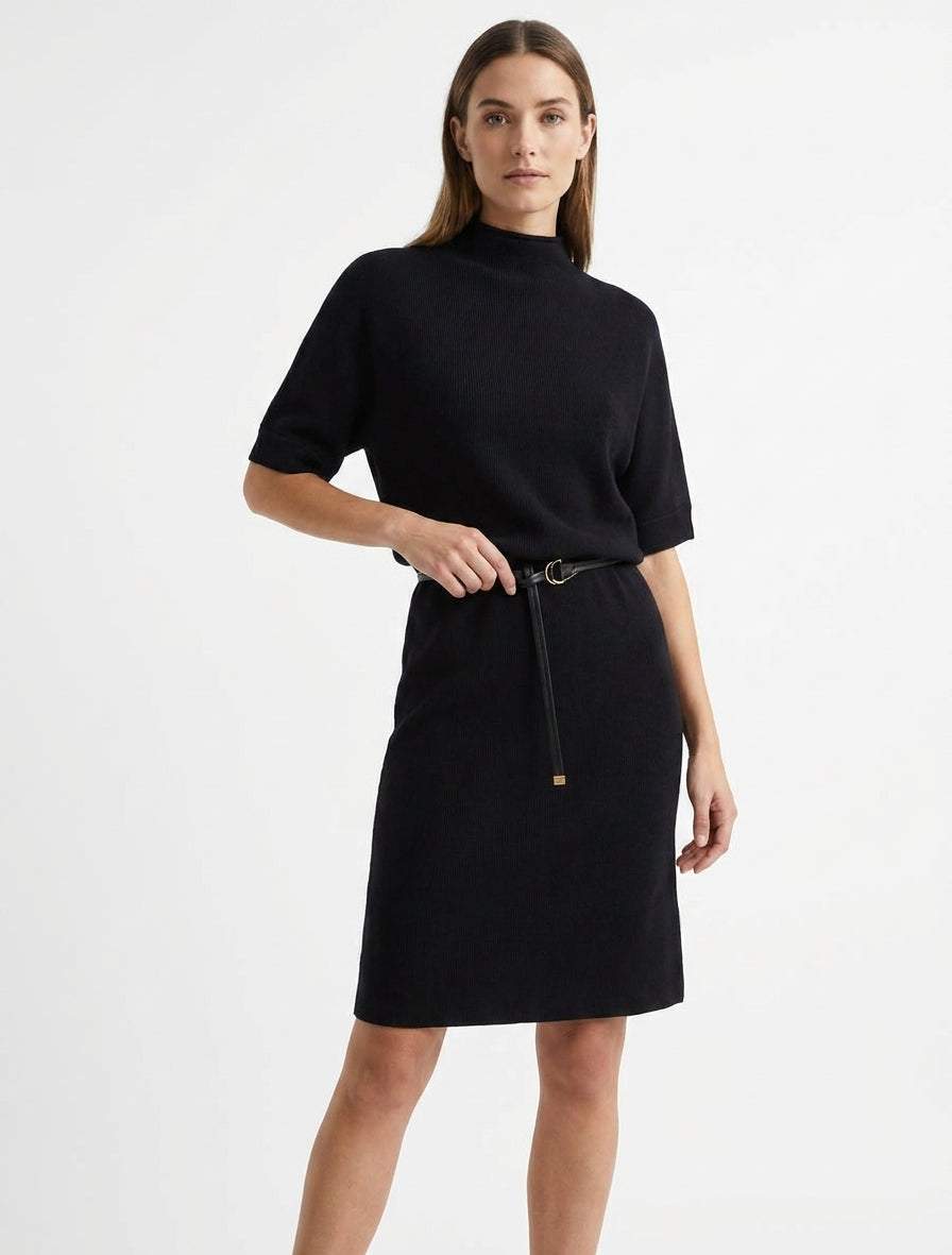 Gerade geschnittenes Strickkleid mit Gürtel. - Schwarz