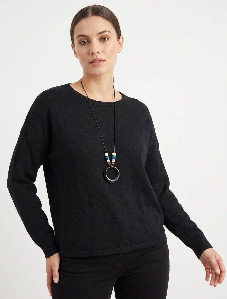 Gerade geschnittener Pullover aus stilisiertem Strick mit Rundhalsausschnitt. - Schwarz