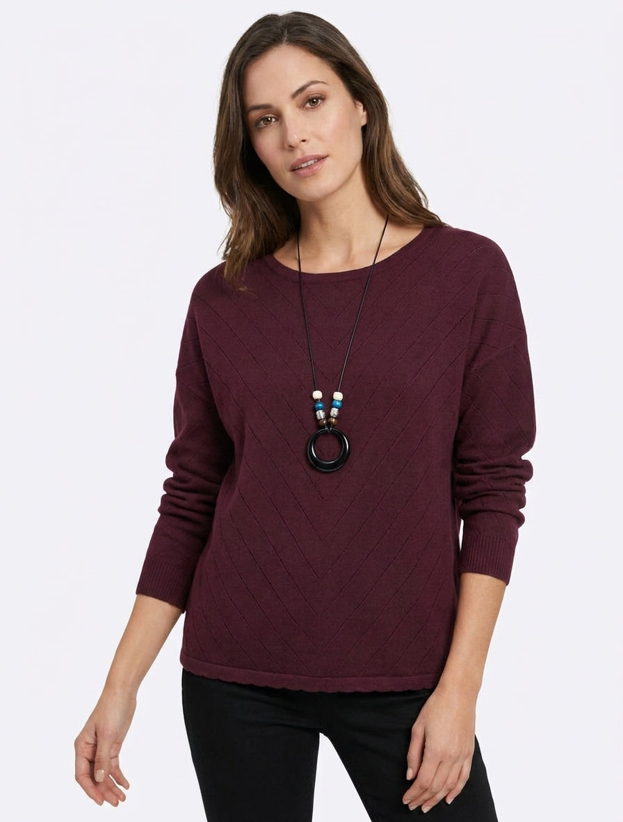 Gerade geschnittener Pullover aus stilisiertem Strick mit Rundhalsausschnitt. - Weinrot