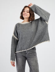 Einfarbiger Strickpullover mit kontrastierenden Streifen - Grau