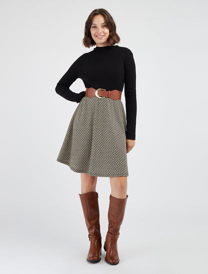 Strickkleid mit schimmerndem Zickzackmuster - Schwarz