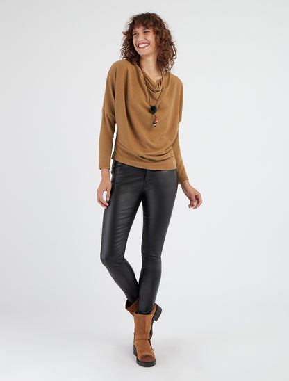 Feiner einfarbiger Pullover mit Wasserfallausschnitt - Kamel