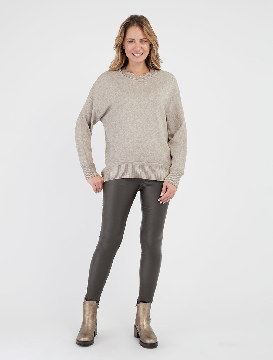 Gerader einfarbiger Pullover mit gerippten Abschlüssen. - Maulwurf