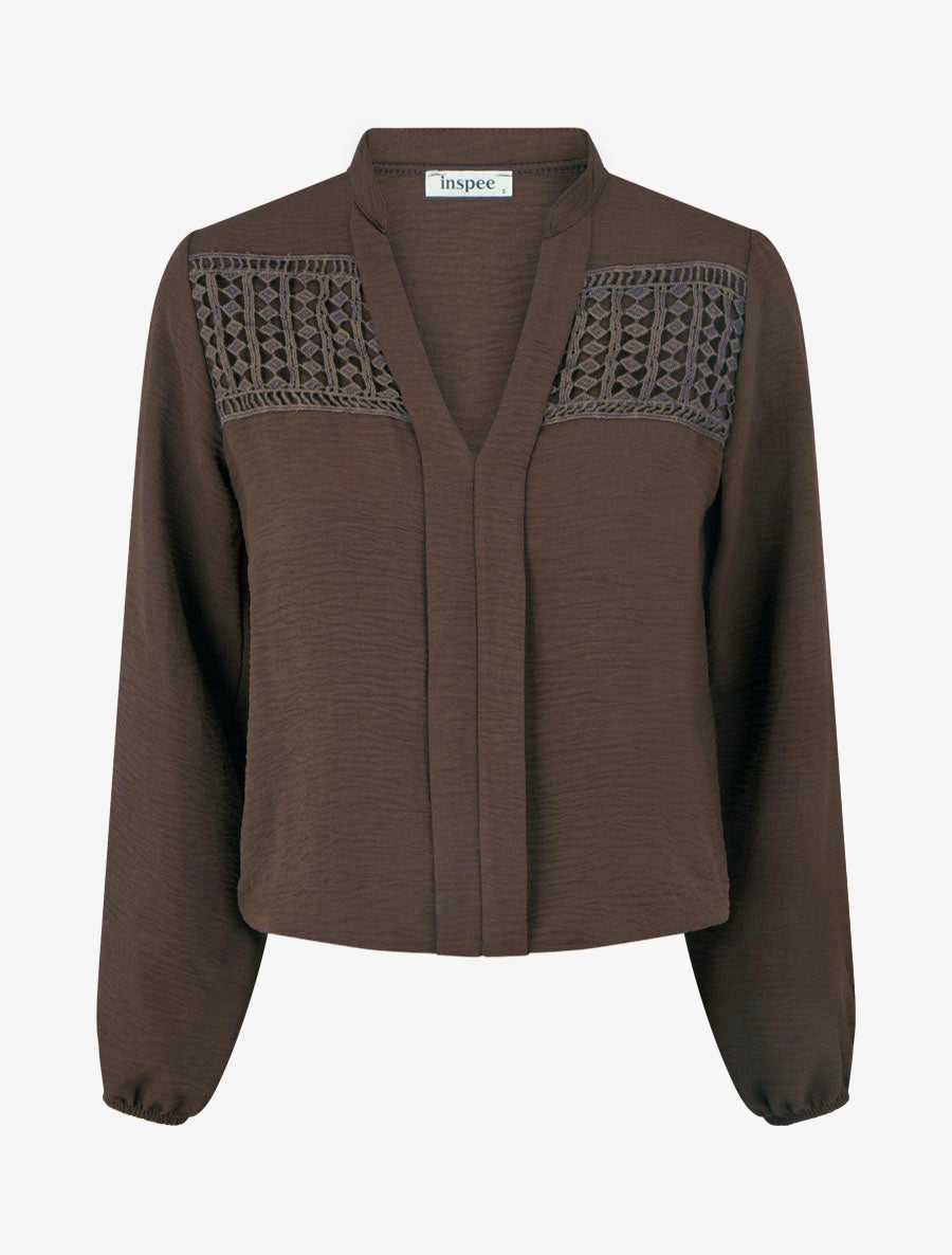 Fließende Bluse mit Ballonschnitt und Häkel-Detail - Braun