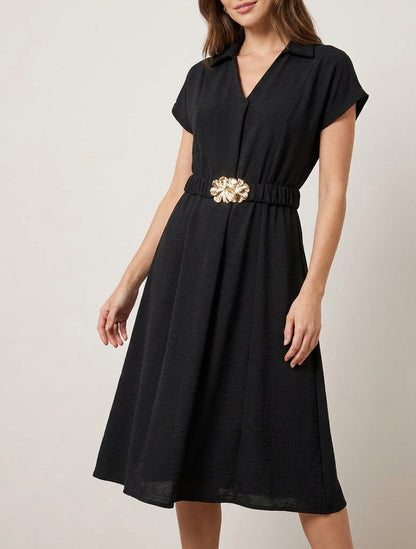 Fließendes einfarbiges Kleid mit Gürtel - Schwarz