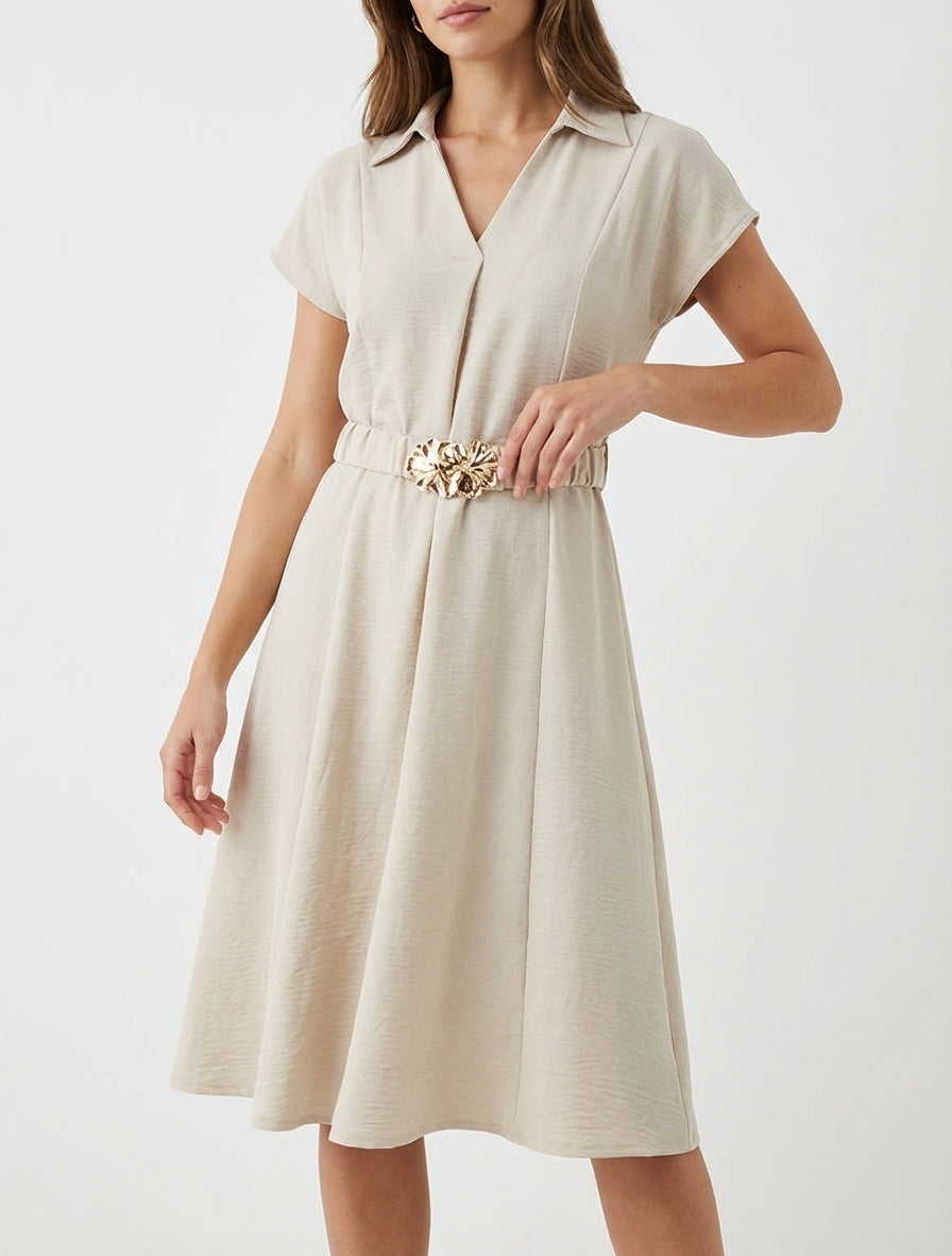 Fließendes einfarbiges Kleid mit Gürtel - Beige