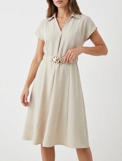 Fließendes einfarbiges Kleid mit Gürtel - Beige