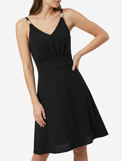 Ausgestelltes Kleid mit Schmuckträgern - Schwarz