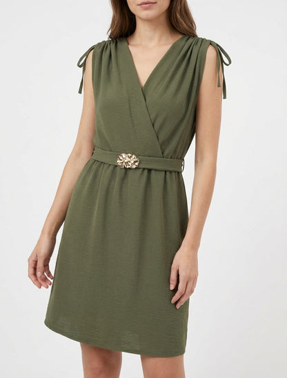 Einfarbiges Kleid mit Schmuckeinsatz an der Taille - Kaki