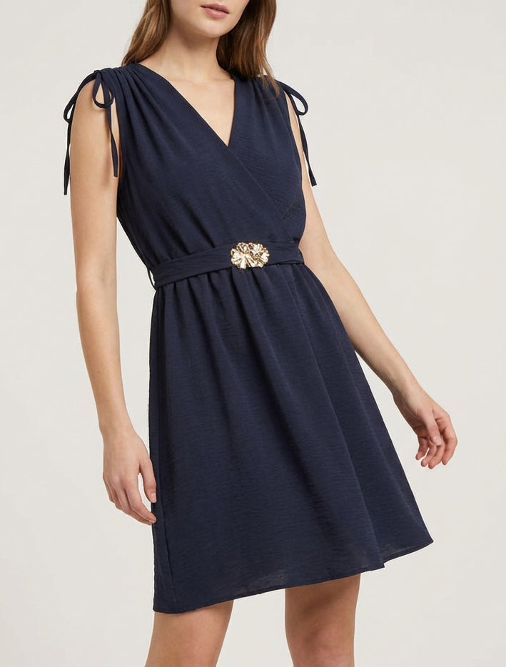 Einfarbiges Kleid mit Schmuckeinsatz an der Taille - Marine