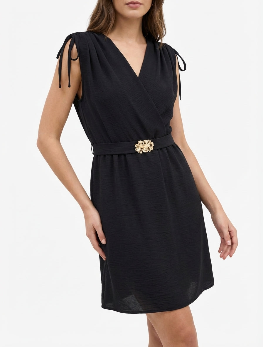 Einfarbiges Kleid mit Schmuckeinsatz an der Taille - Schwarz