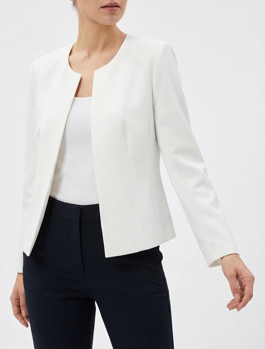 Gerade geschnittener Blazer mit Rundhalsausschnitt und Schulterpolstern. - Weiß