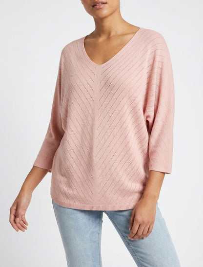Feiner einfarbiger Pullover mit durchbrochenen Linien - Rose