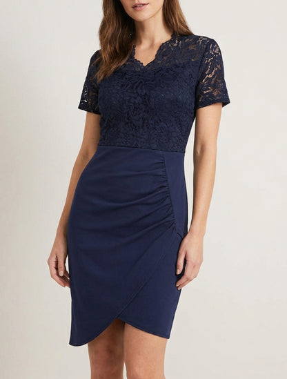 Tailliertes Kleid mit kurzen Ärmeln und Spitze - Marine