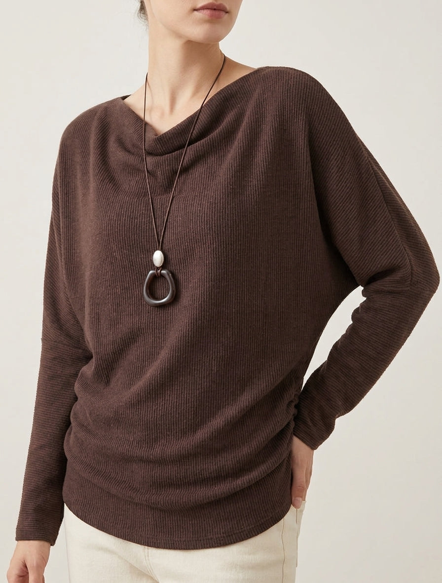 Gerippter Pullover mit Fledermausärmeln und Wasserfallausschnitt - Braun