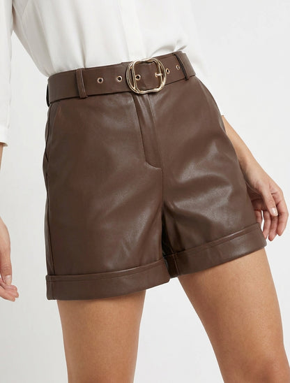 Shorts aus Kunstleder mit Umschlag - Braun