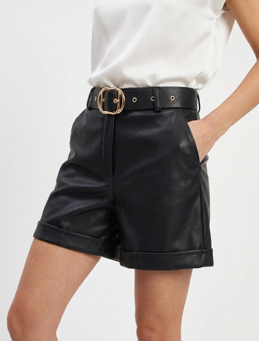 Shorts aus Kunstleder mit Umschlag - Schwarz