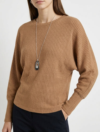 Gerippter Pullover mit Fledermausärmeln. - Kamel