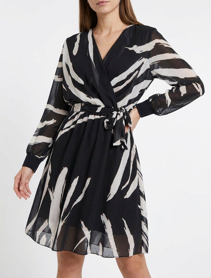 Ausgestelltes Kleid mit abstraktem Druck - Schwarz