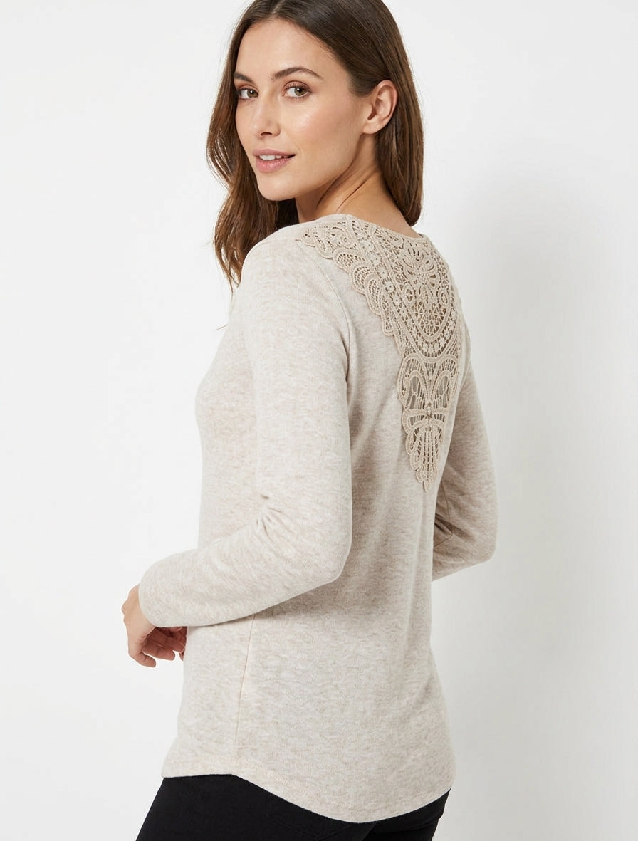 Feiner einfarbiger Pullover mit besticktem Rücken. - Beige