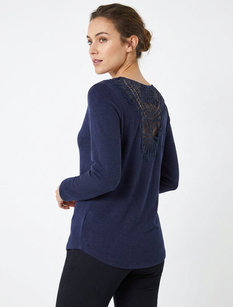 Feiner einfarbiger Pullover mit besticktem Rücken. - Marine