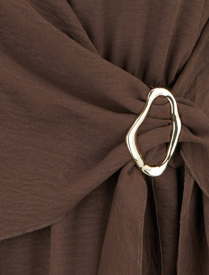 Robe évasée manches longues à pan drapé et bijou - Marron - 3