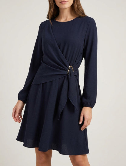 Ausgestelltes Kleid mit langen Ärmeln, drapiertem Einsatz und Schmuck. - Marine