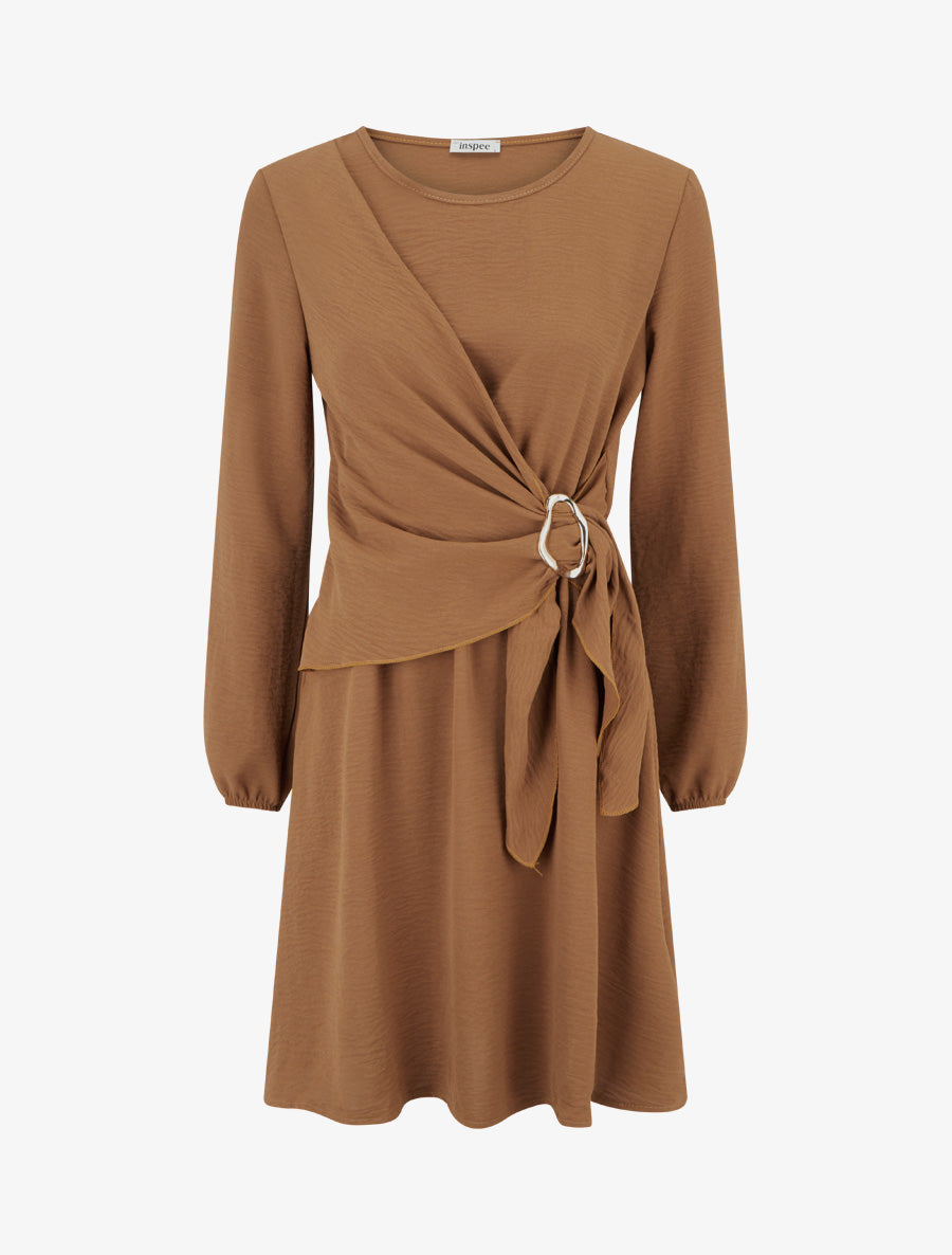 Robe évasée manches longues à pan drapé et bijou - Camel - 1
