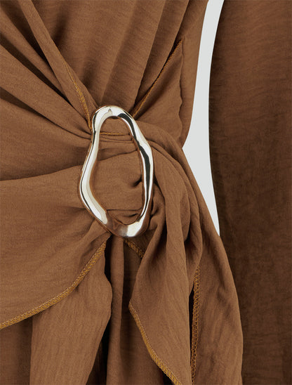Robe évasée manches longues à pan drapé et bijou - Camel - 3
