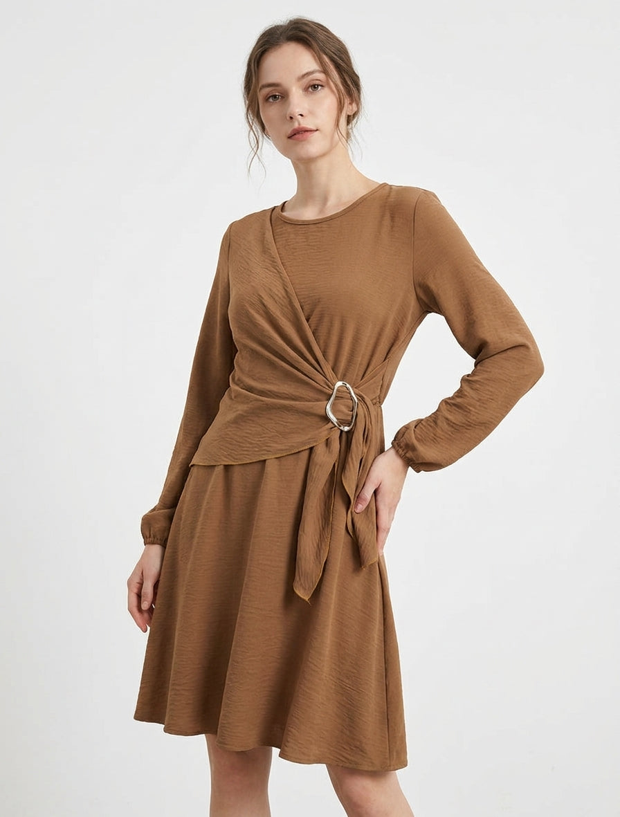 Ausgestelltes Kleid mit langen Ärmeln, drapiertem Einsatz und Schmuck. - Kamel