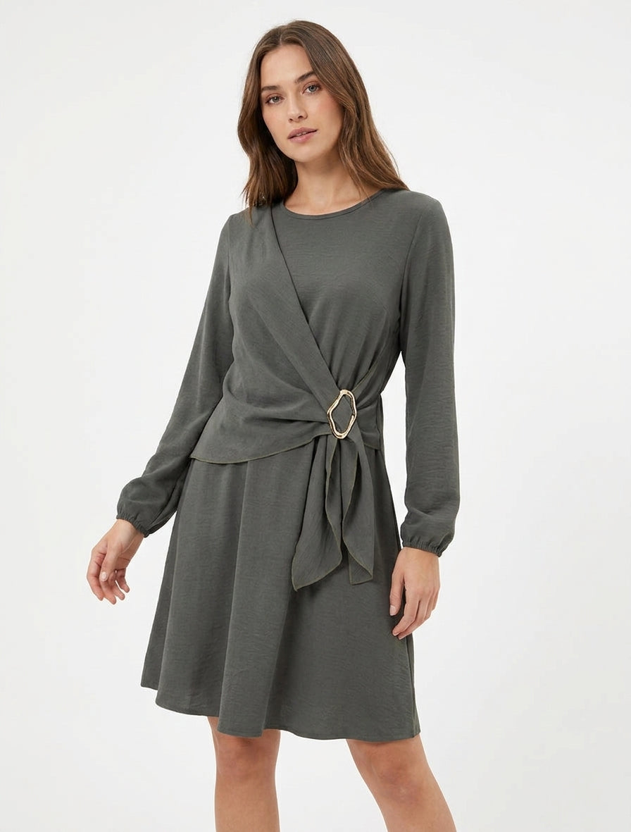 Ausgestelltes Kleid mit langen Ärmeln, drapiertem Einsatz und Schmuck. - Kaki