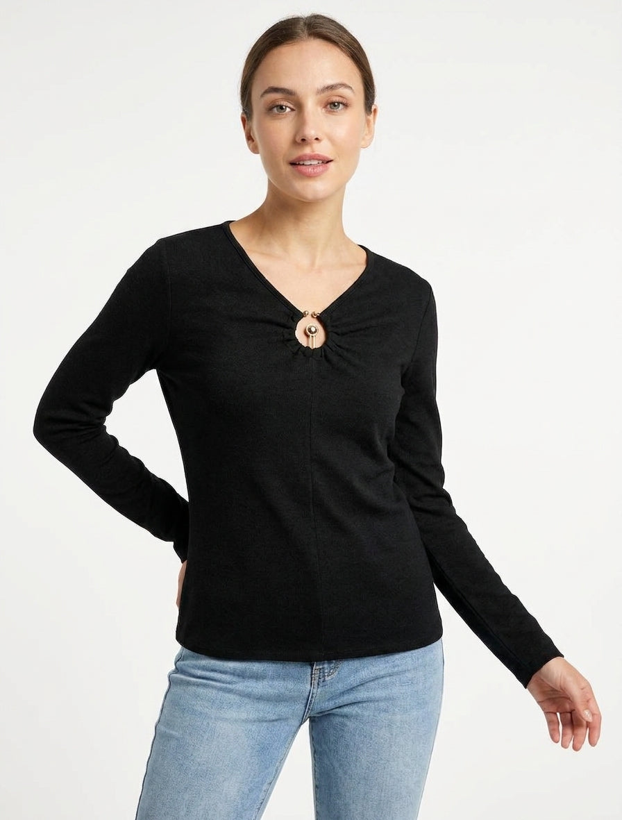 Feiner V-Ausschnitt-Pullover mit Metallverzierung. - Schwarz