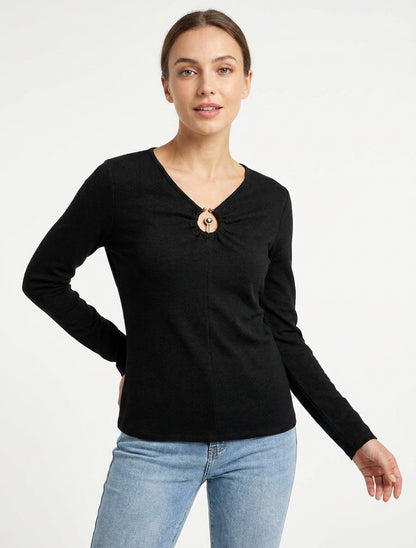 Feiner V-Ausschnitt-Pullover mit Metallverzierung. - Schwarz