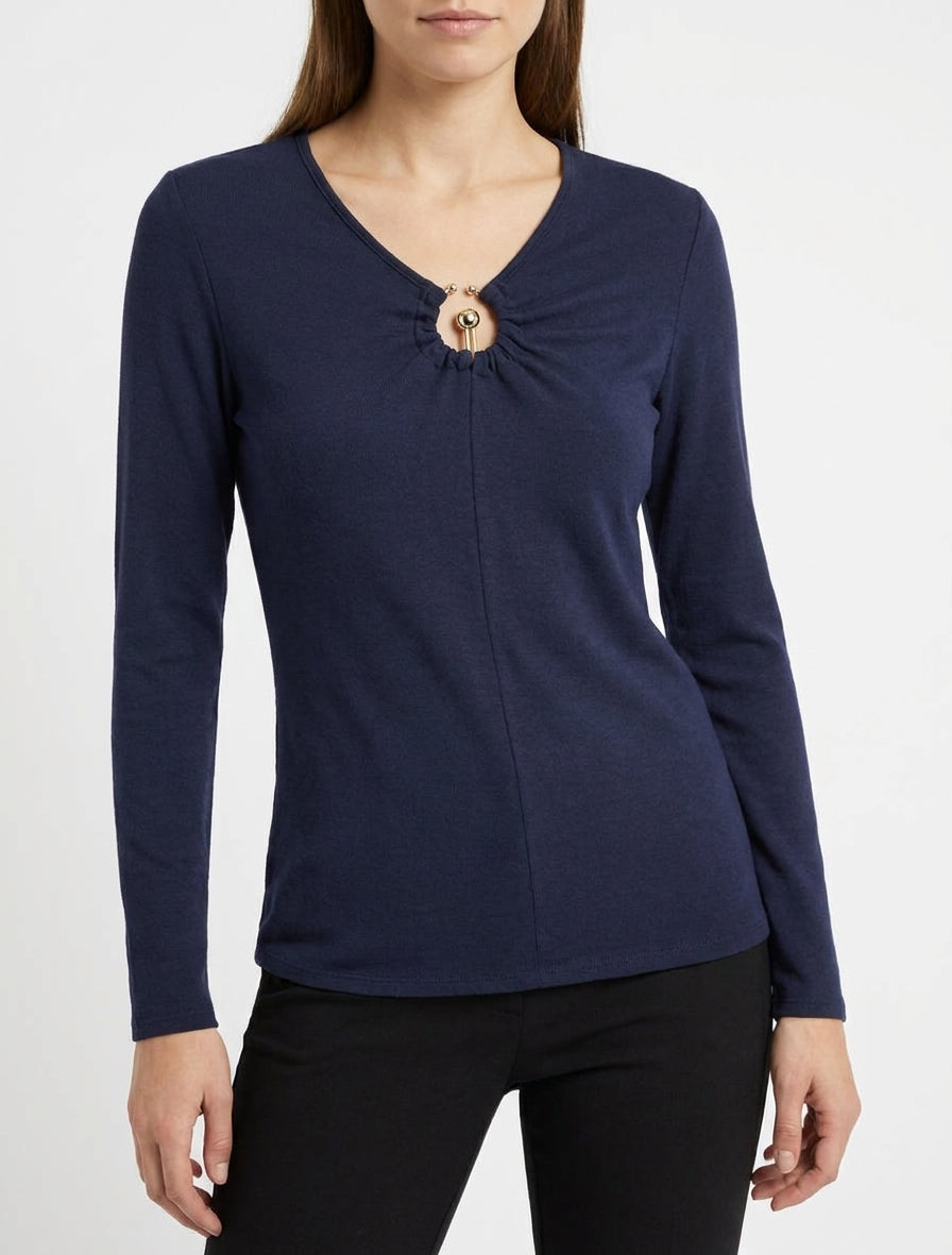 Feiner V-Ausschnitt-Pullover mit Metallverzierung. - Marine