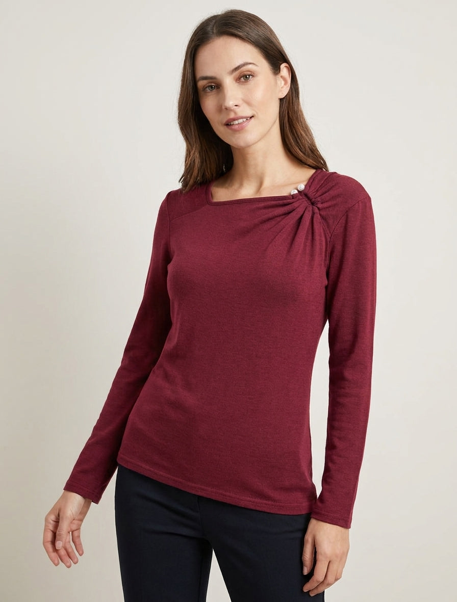 Gerader Feinstrickpullover mit eckigem Ausschnitt und Schmuckperlen. - Bordeaux