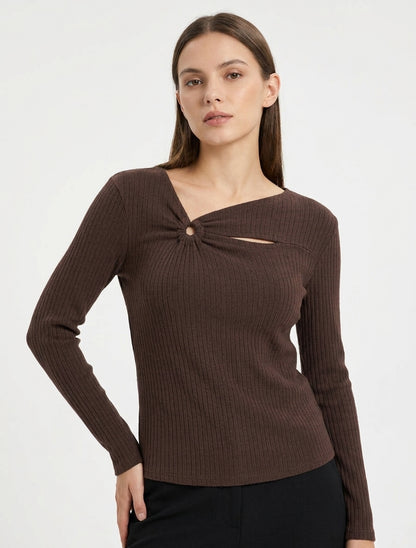 Gerippter Pullover mit asymmetrischem Ausschnitt. - Braun