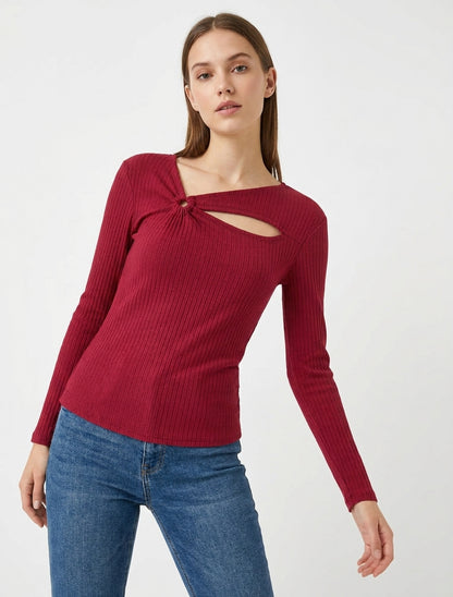 Gerippter Pullover mit asymmetrischem Ausschnitt. - Rot