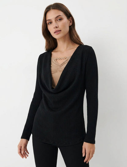 Gerippter Pullover mit Wasserfallausschnitt und Schmuck. - Schwarz