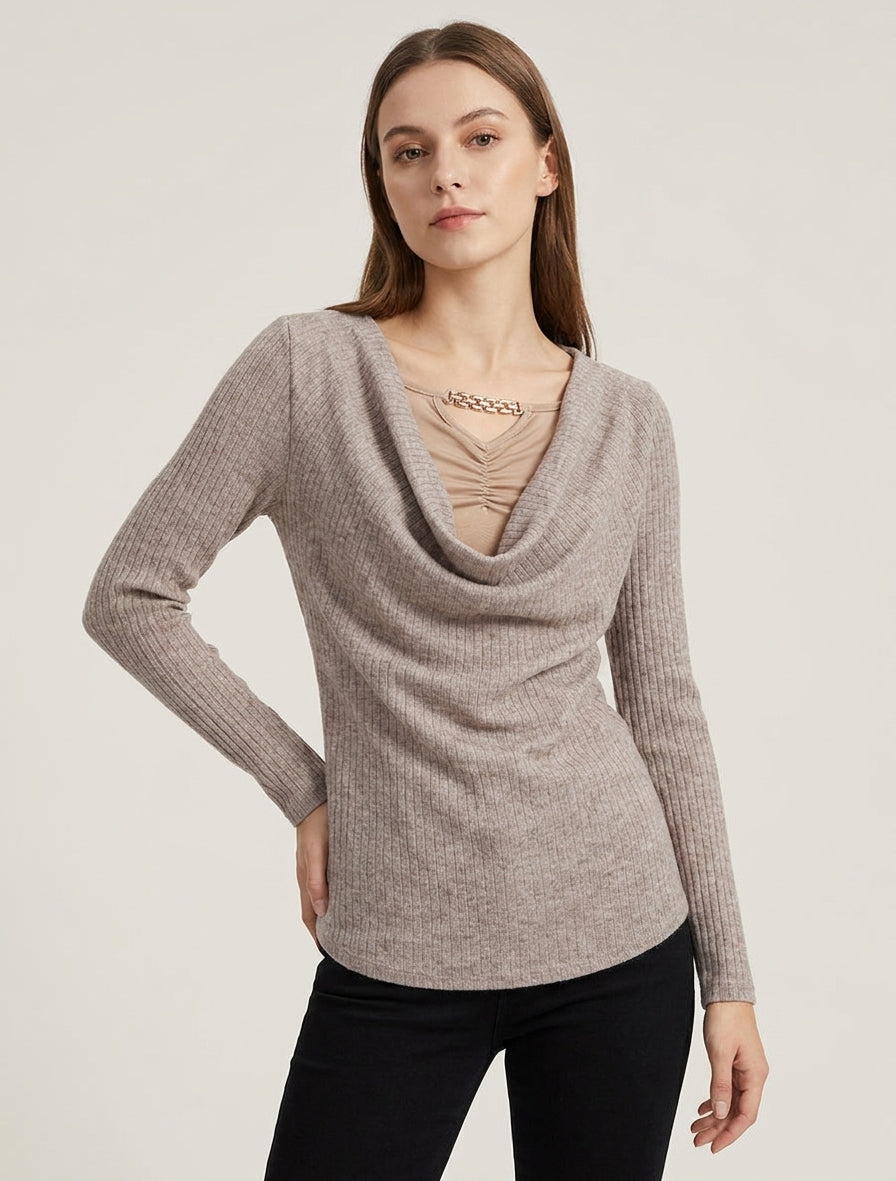 Gerippter Pullover mit Wasserfallausschnitt und Schmuck. - Maulwurf