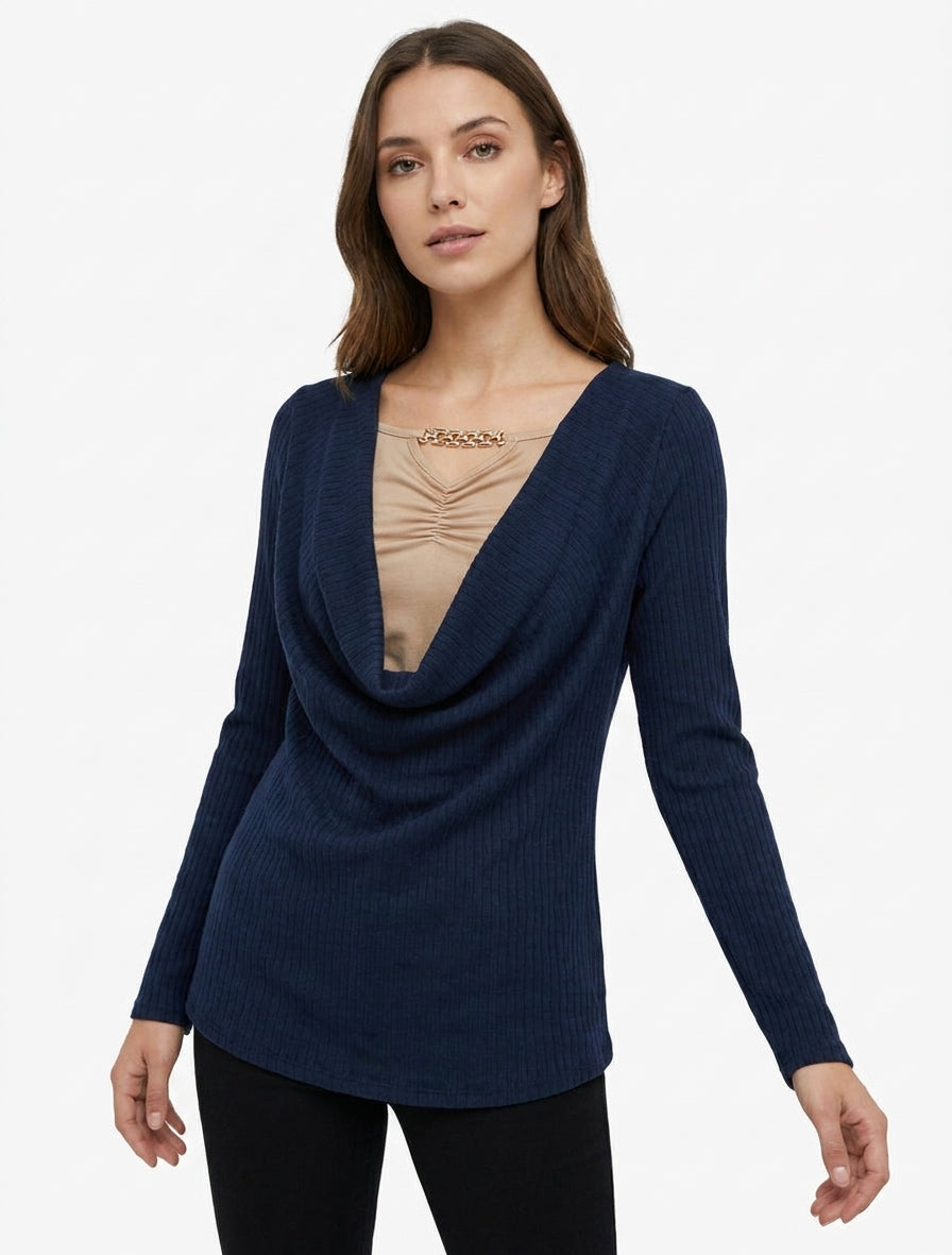 Gerippter Pullover mit Wasserfallausschnitt und Schmuck. - Marine