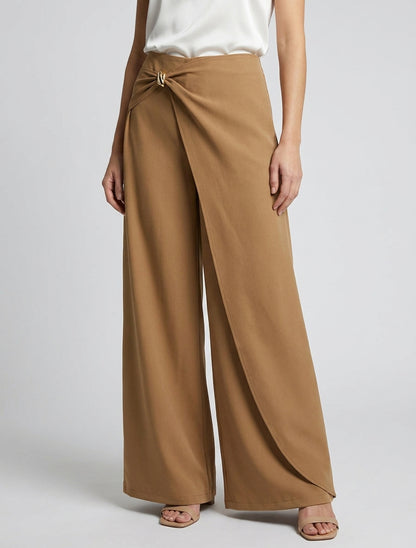 Weite Hose mit Überwurf und Metallschmuck - Kamel