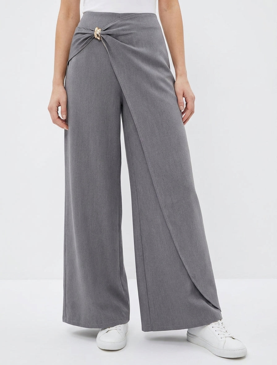 Weite Hose mit Einsatz und Metallschmuck - Grau