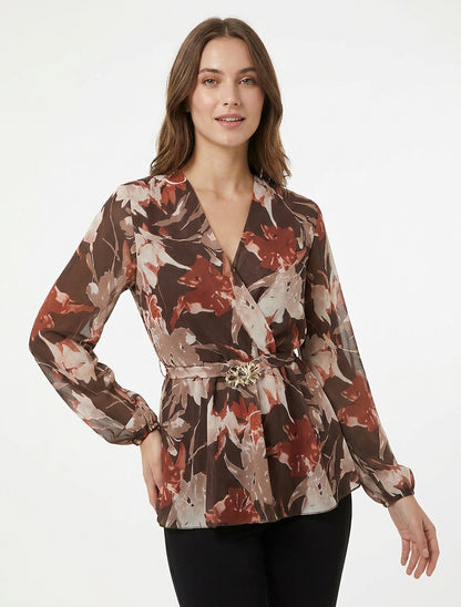 Top Wickelbluse mit abstraktem Blumenmuster und Blumenschmuck. - Braun